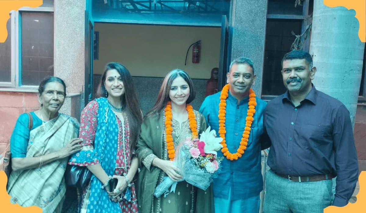 Inter-caste couple with their Dastaavej marriage certificate